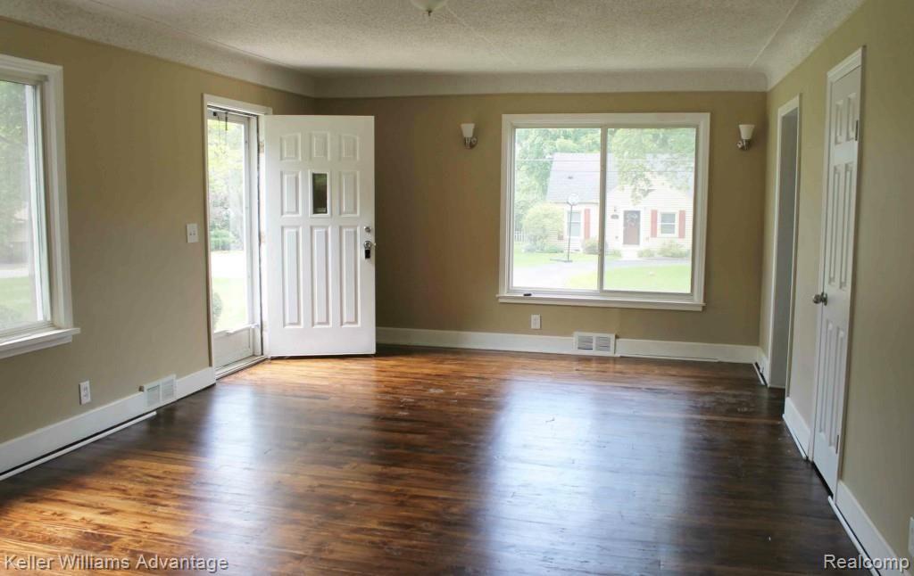 4108 Crocus Road Waterford, MI 48328 - Photo 10 of 26 Living Room 2.jpg