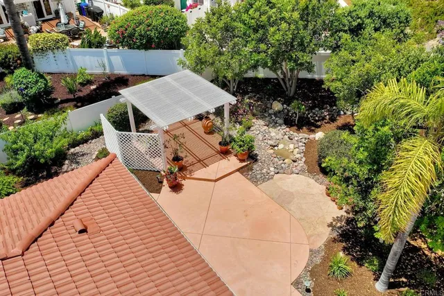 a view of a house with backyard