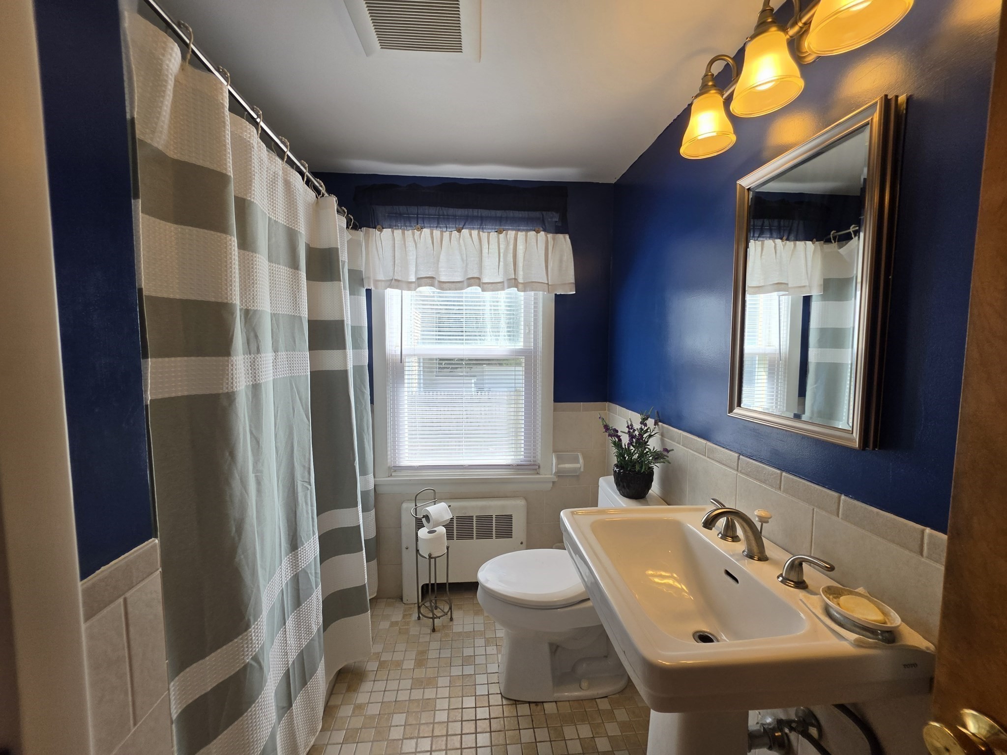 4 Edgemere Road Lynn, MA 01904 - Photo 9 of 23 Gallery Image 9
