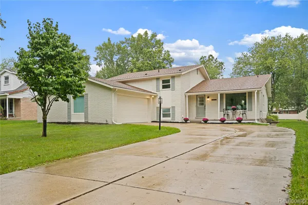 $439,000 | 8240 Hampton Road, Grosse Ile, MI 48138