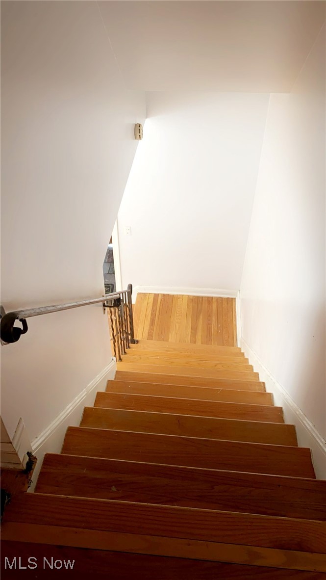 15657 Fenemore Road Cleveland, OH 44112 - Photo 10 of 26 View of stairway
