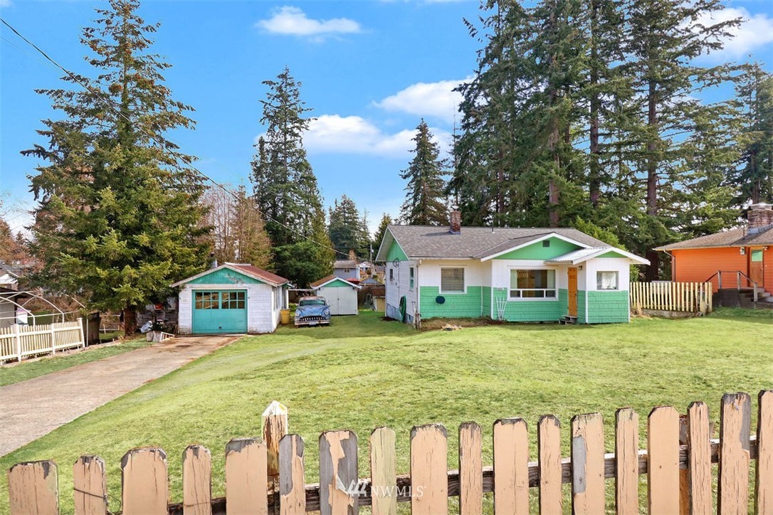 6631 Tyee Road Everett, WA 98203 - Photo 2 of 23
