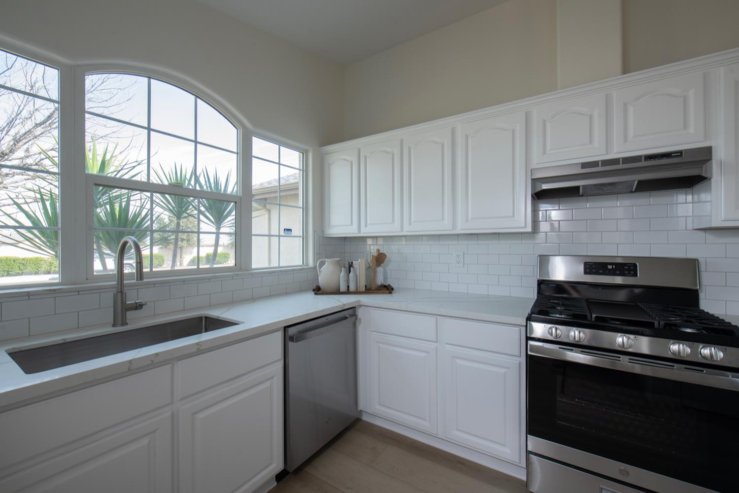 440 Pine Street Parlier, CA 93648 - Photo 7 of 27 a kitchen with appliances cabinets and a window