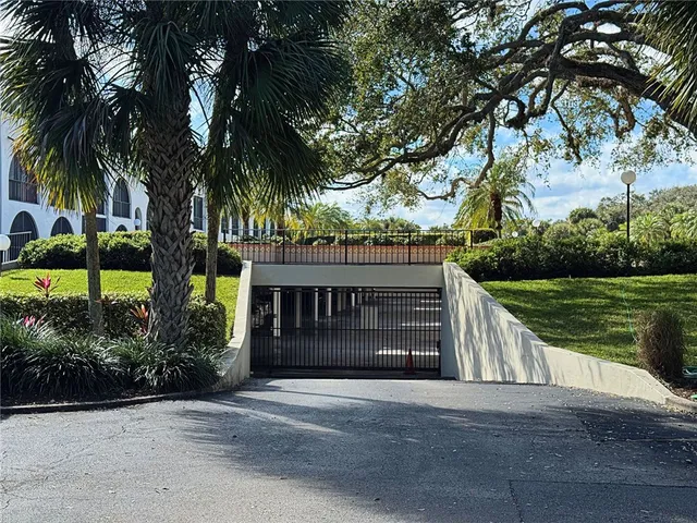 a view of a parking area