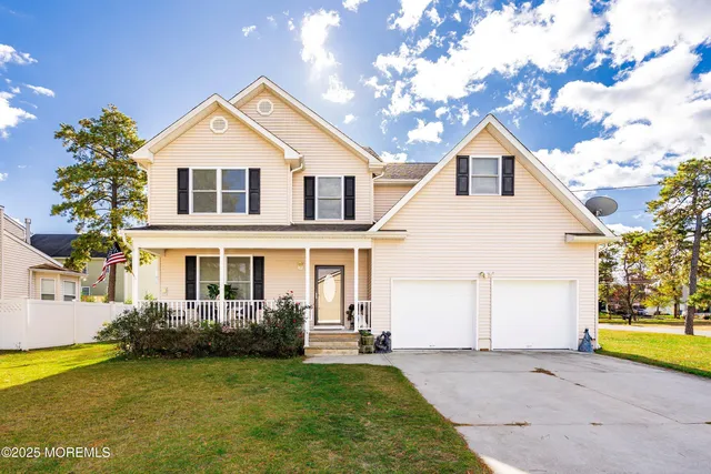 a view of a yard in front of house