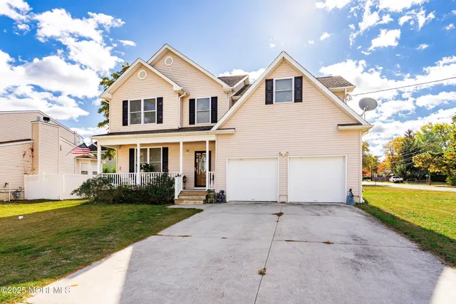 a view of house with garden