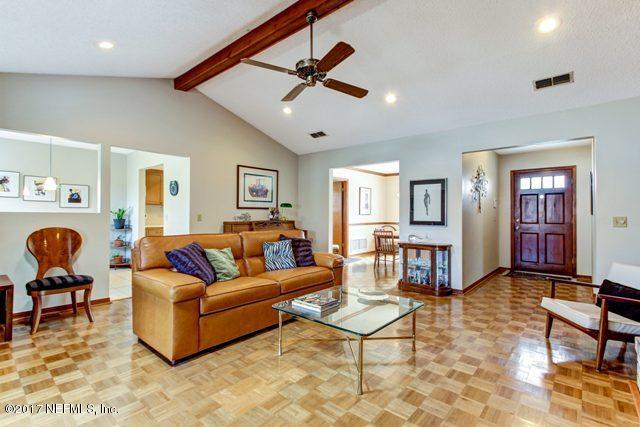 Great Rm w Vaulted Ceilings