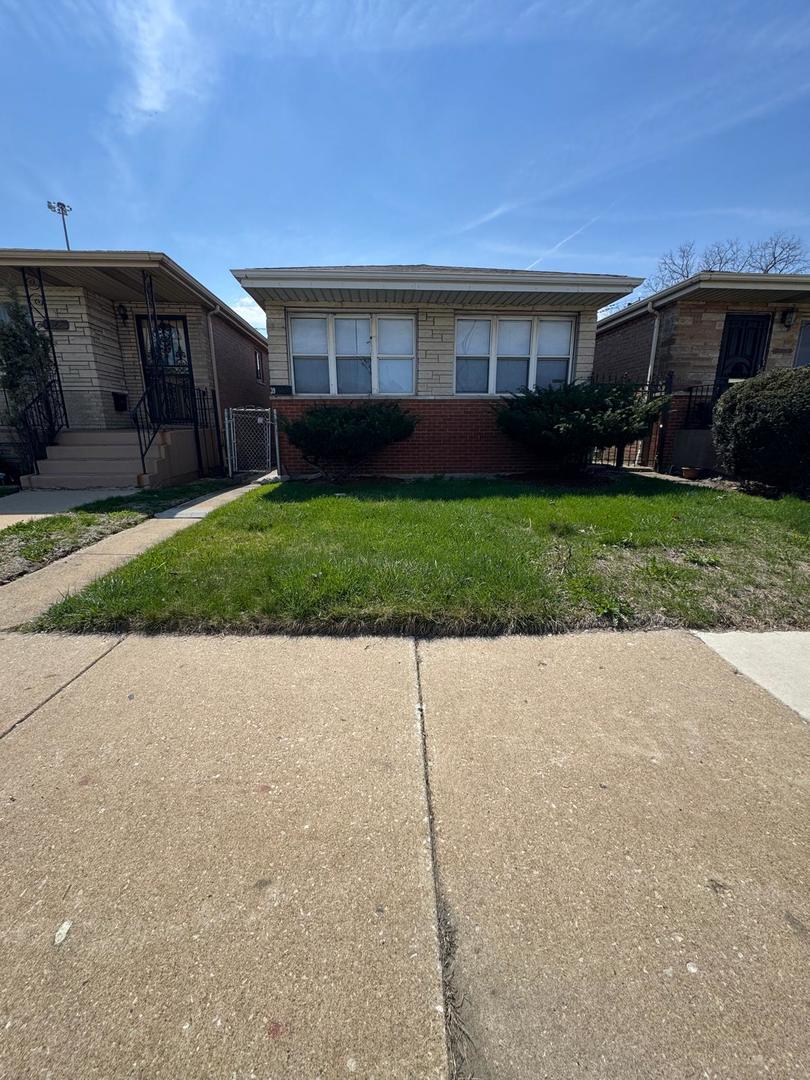 39 West 83rd Street Chicago, IL 60620 - Photo 1 of 12 a house view with a garden space