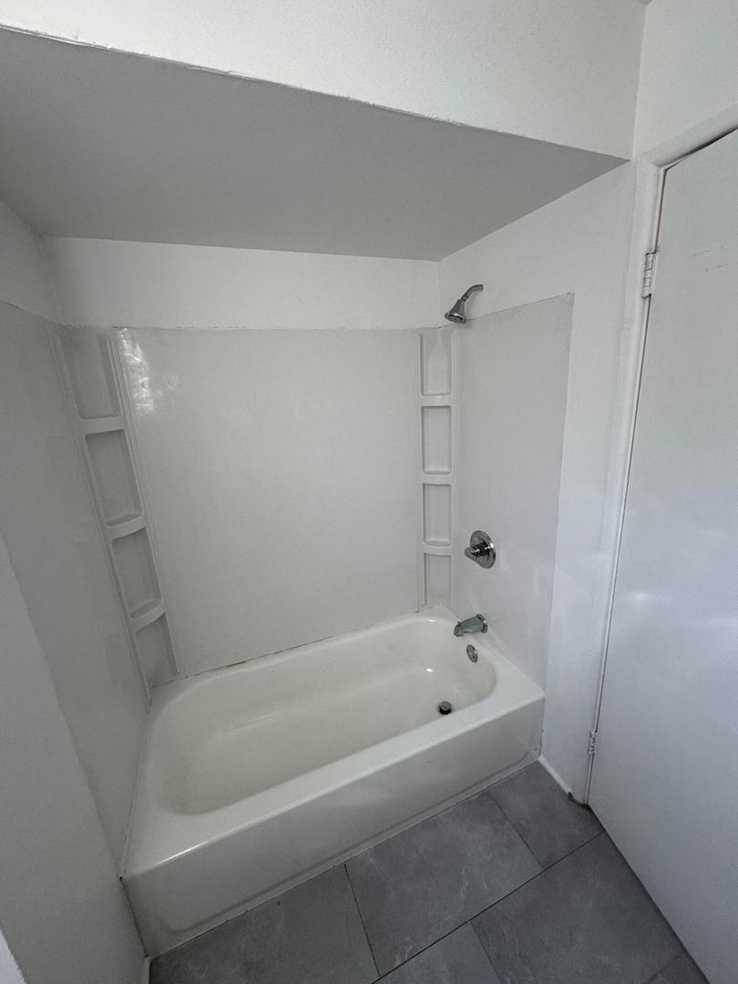 39 West 83rd Street Chicago, IL 60620 - Photo 11 of 12 a bathroom with a bathtub