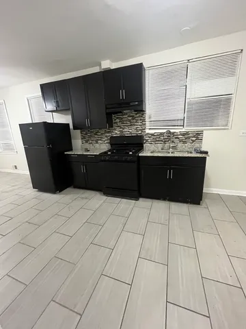 $1,200 | 8253 South Brandon Avenue, Unit 1F, Chicago, IL 60617