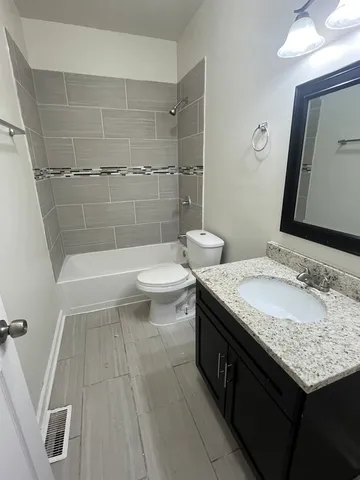 $1,200 | 8253 South Brandon Avenue, Unit 1F, Chicago, IL 60617