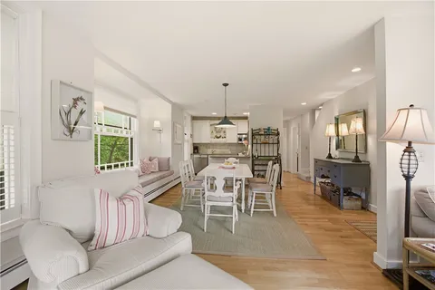 $3,000 | 158 Narragansett Avenue, Unit I, Newport, RI 02840