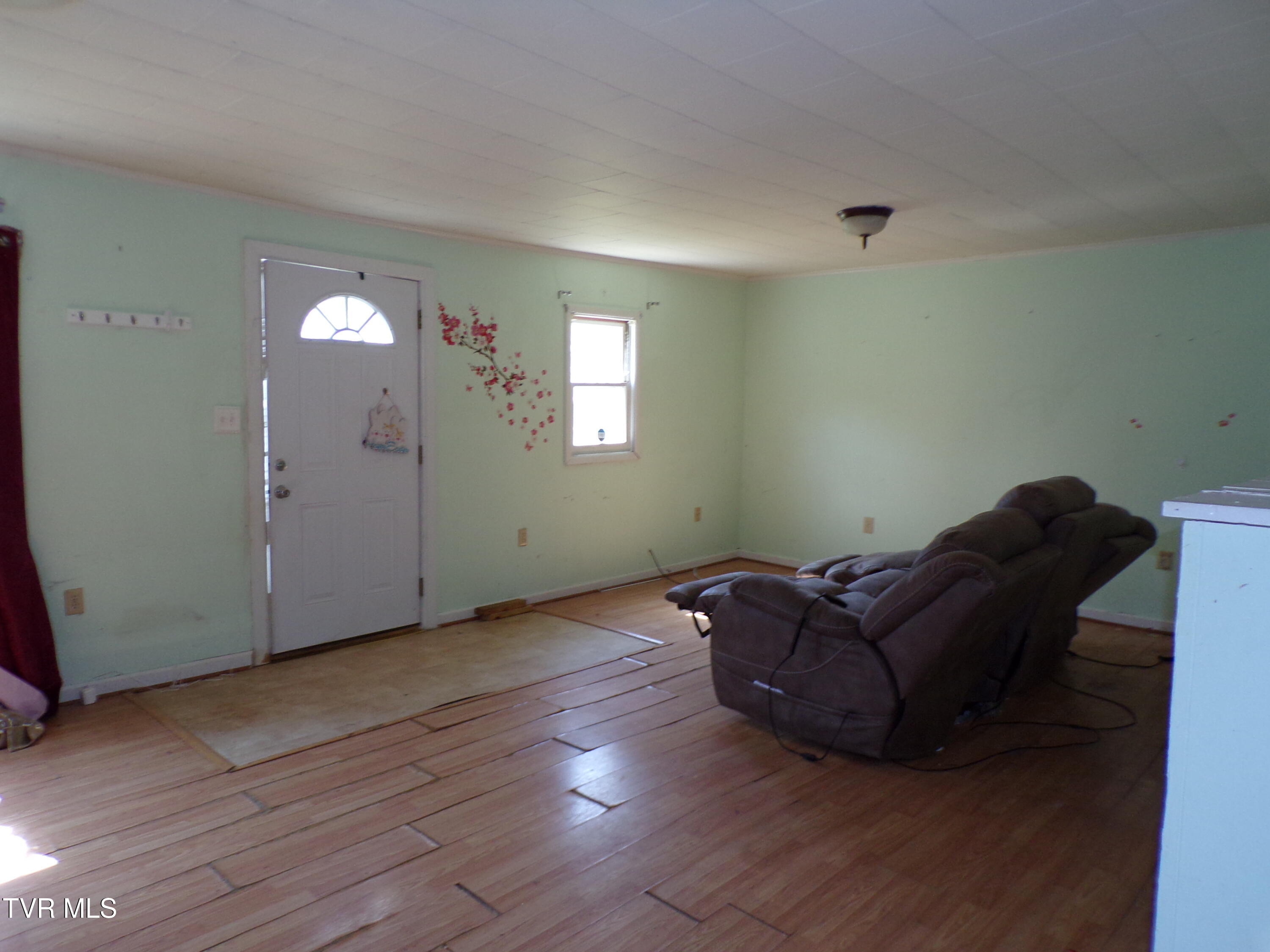 200 Rte 645 Jonesville, VA 24263 - Photo 14 of 28 LIVING ROOM TOWARD FRONT DOOR