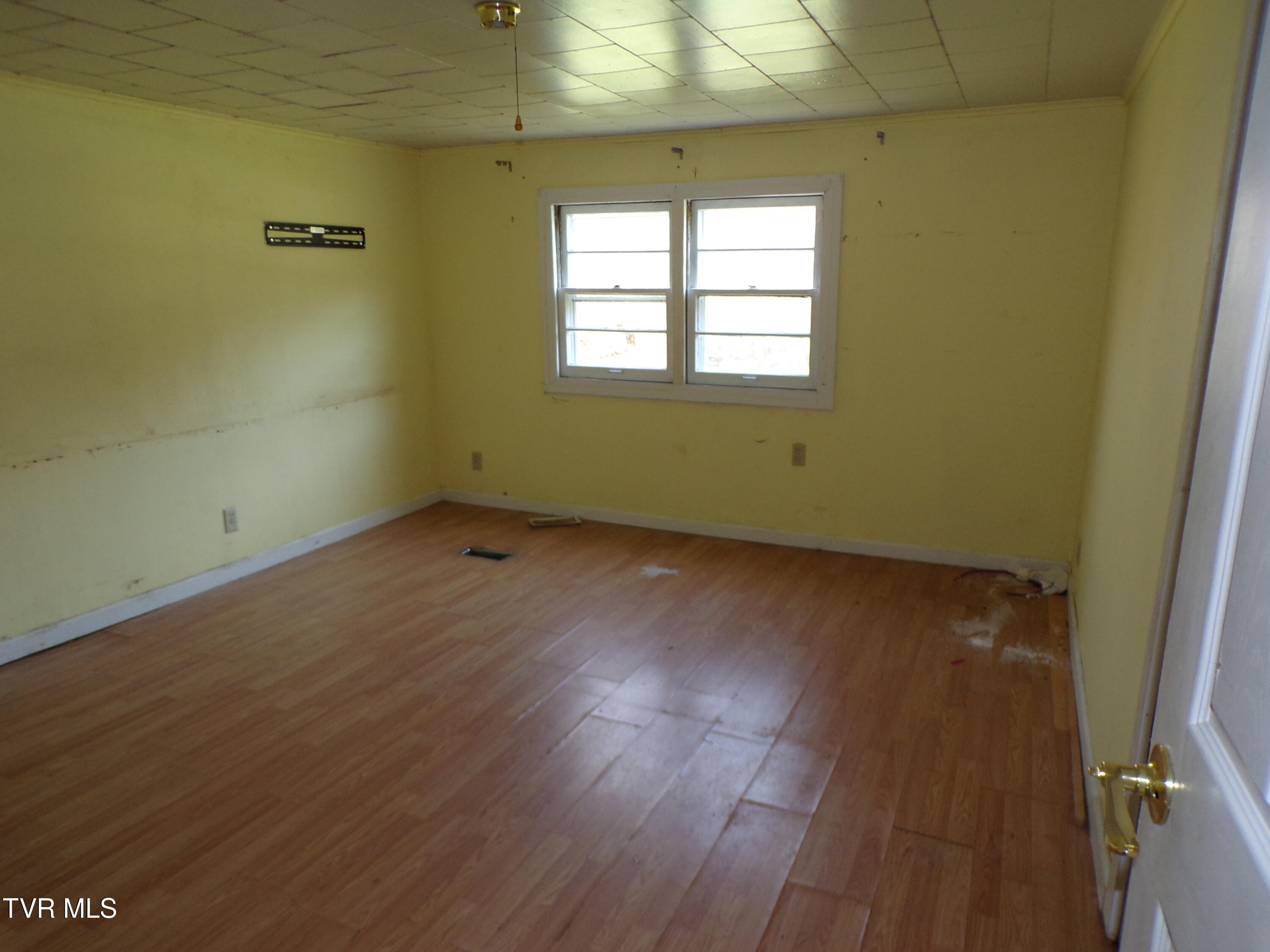 200 Rte 645 Jonesville, VA 24263 - Photo 16 of 28 BEDROOM 1 FROM HALLWAY