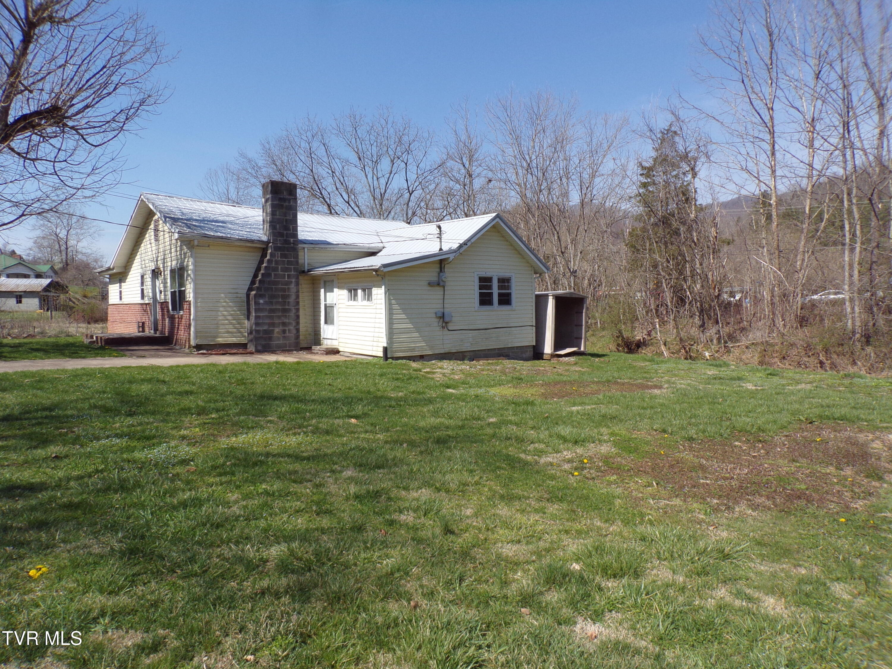 200 Rte 645 Jonesville, VA 24263 - Photo 3 of 28 LEFT FRONT VIEW FROM MINI BARN