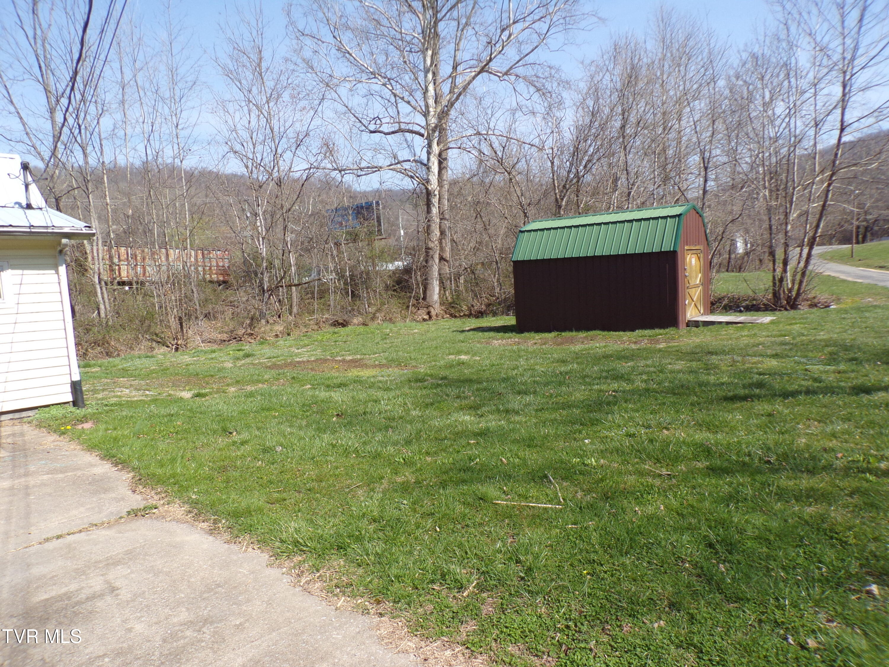 200 Rte 645 Jonesville, VA 24263 - Photo 9 of 28 LEFT SIDE YARD WITH MINI BARN
