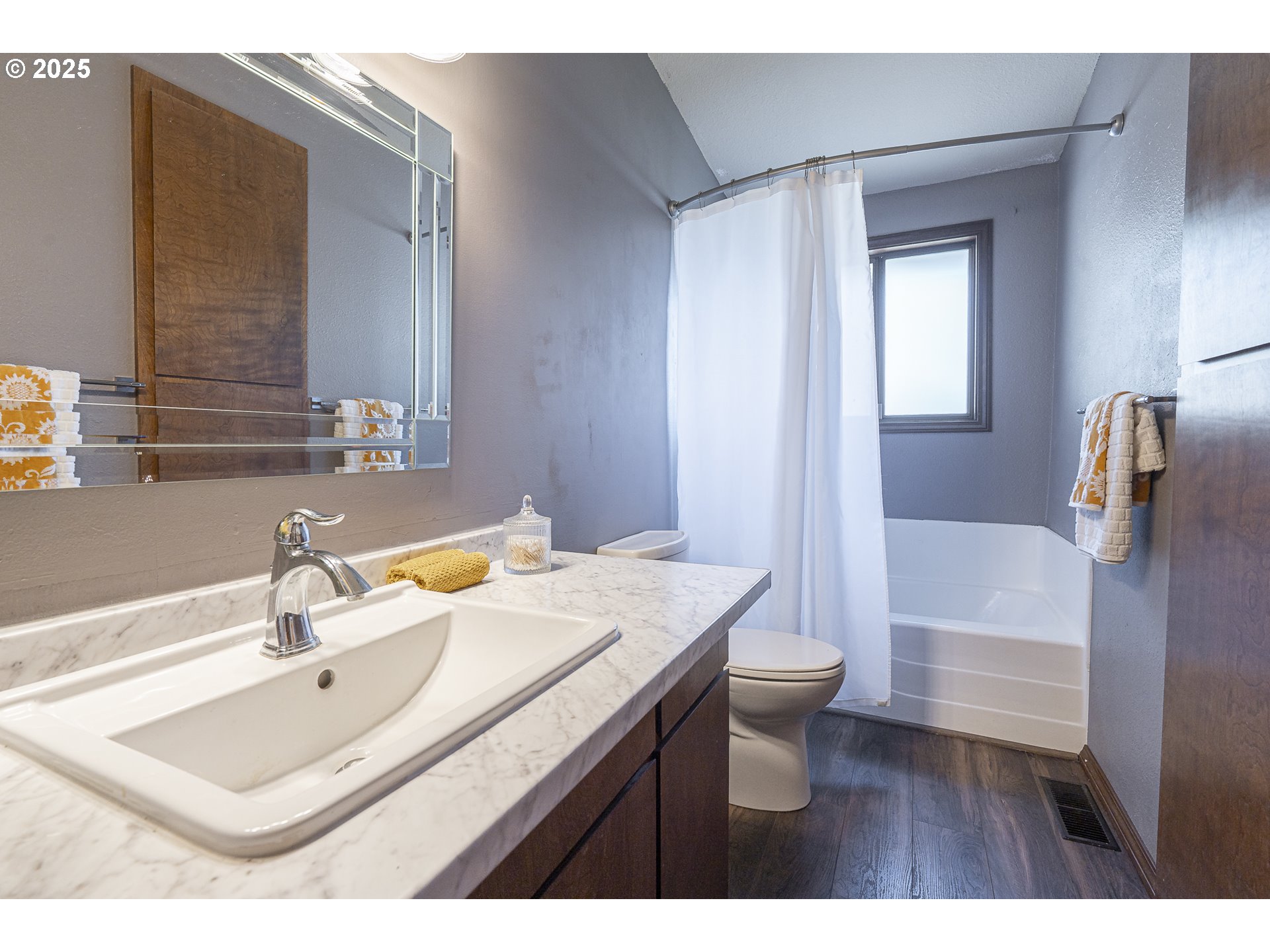 13900 Northwest Fir Crest Road McMinnville, OR 97128 - Photo 15 of 39 a bathroom with a sink a toilet and a mirror