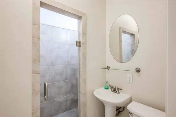 $4,200 | 930 Lawrence Street, Houston, TX 77008