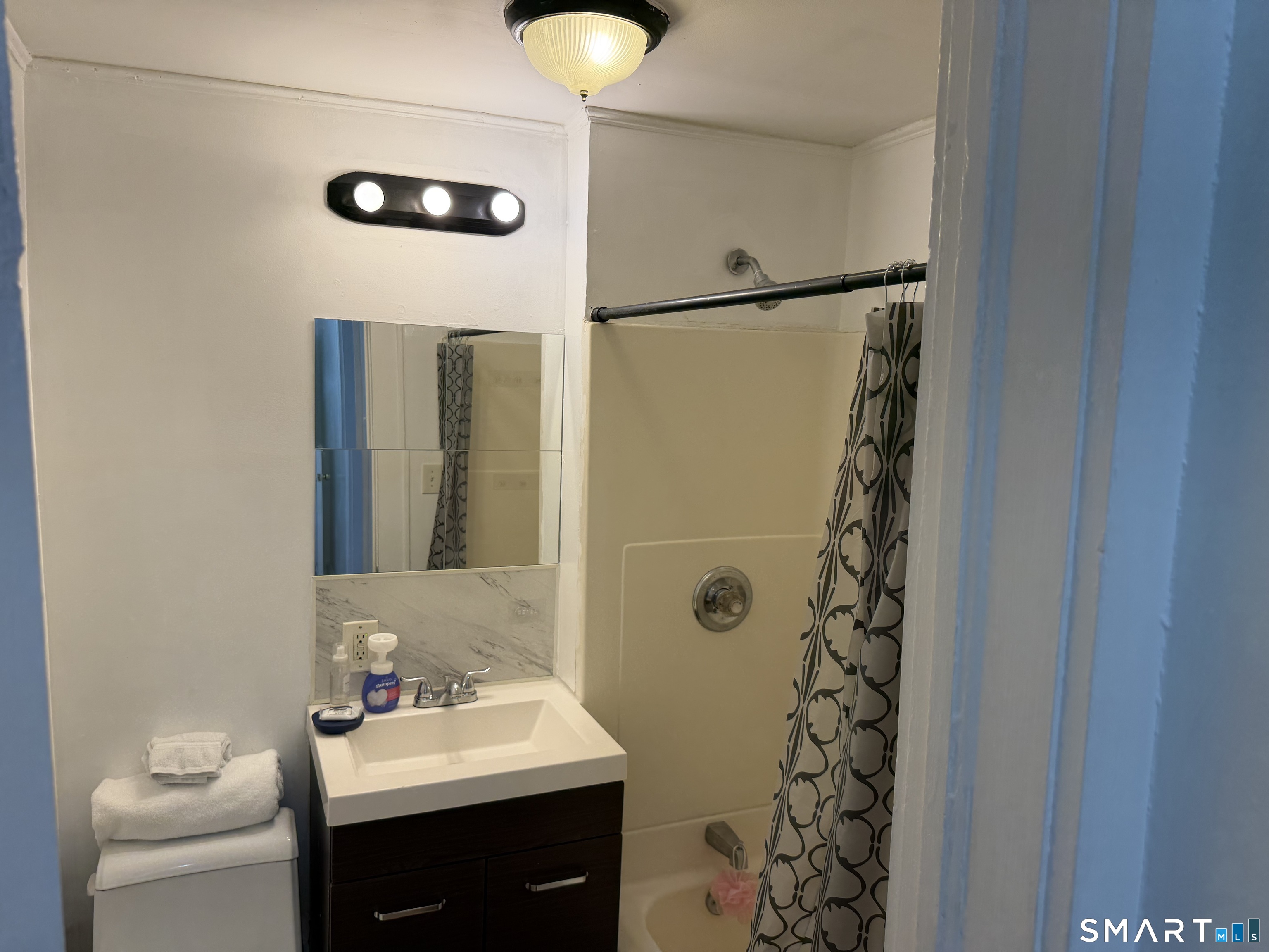 459 Honeyspot Road Stratford, CT 06615 - Photo 11 of 34