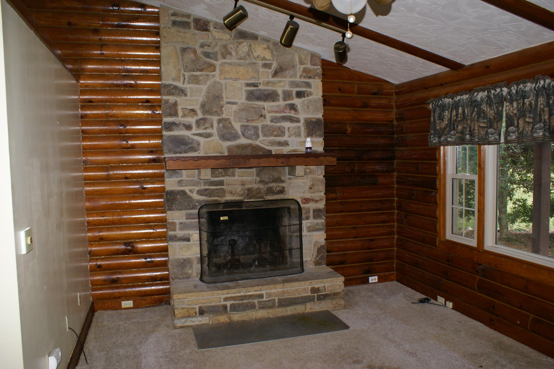 502 Kings Store Road Northeast Floyd, VA 24091 - Photo 25 of 28 Living room