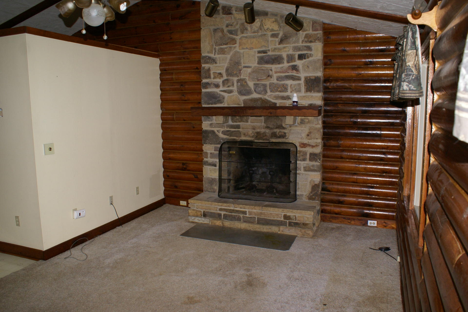 502 Kings Store Road Northeast Floyd, VA 24091 - Photo 26 of 28 Living room