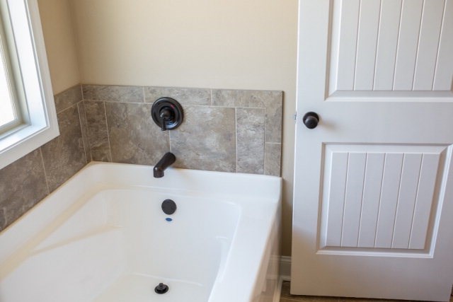 8 Fast Lane Fort Mitchell, undefined 36856 - Photo 33 of 44 a bathroom with a tub