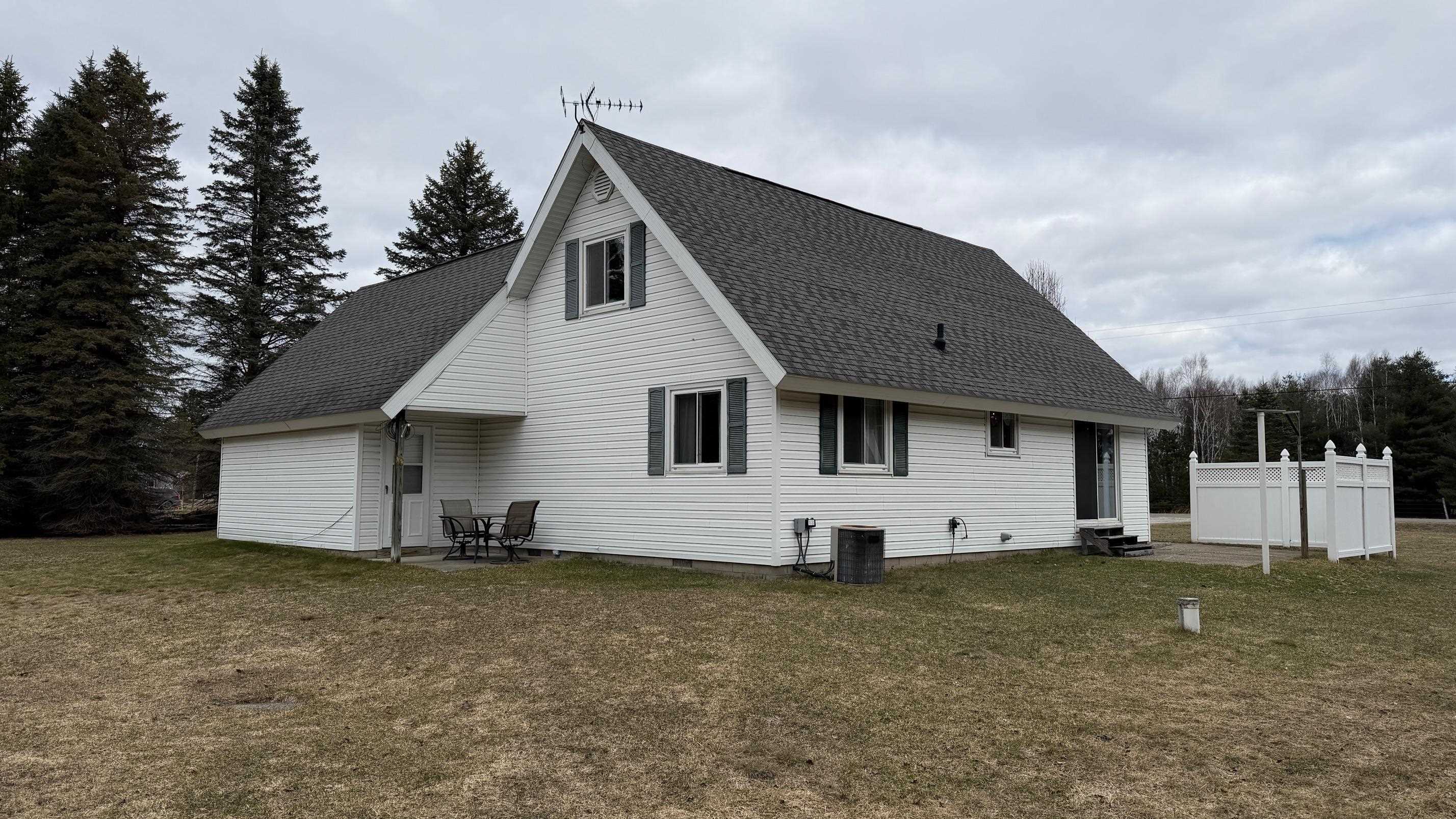 6455 North Geneva Road Coleman, MI 48618 - Photo 4 of 38