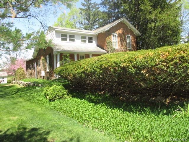 12165 White Lake Road Fenton, MI 48430 - Photo 2 of 31 Brushes hide front of home