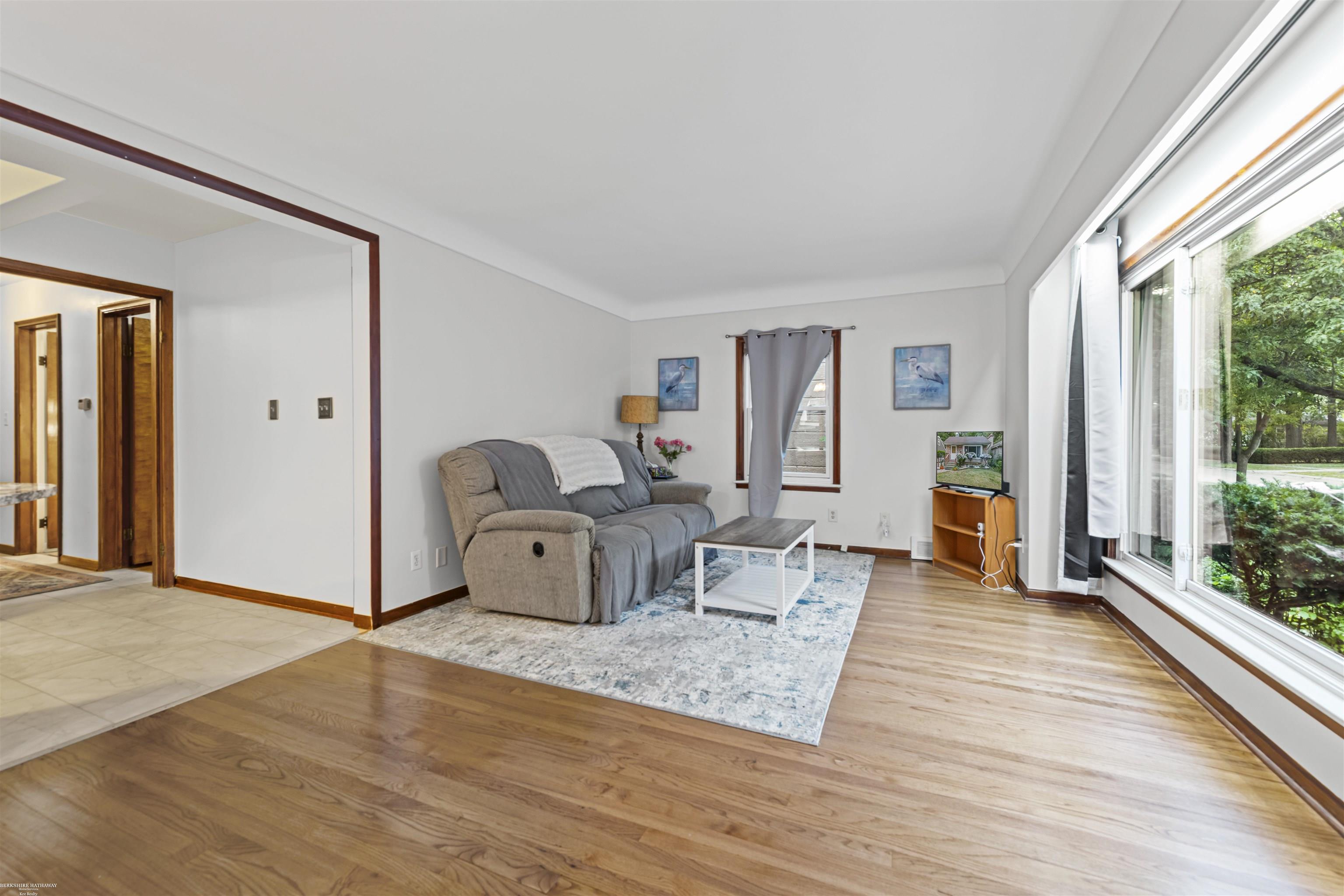 2147 Roslyn Road Grosse Pointe Woods, MI 48236 - Photo 3 of 32