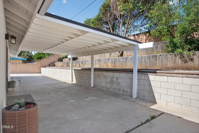 a view of a backyard