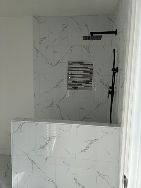 6330 Cobalt Street Houston, TX 77016 - Photo 16 of 29 a bathroom with a bathtub