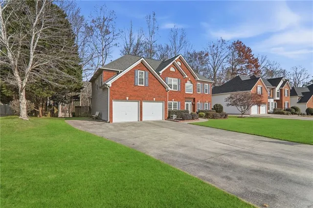 a view of backyard with garden and deck