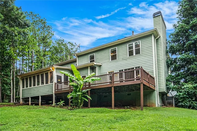 a view of a house with a backyard