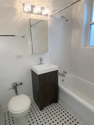 $1,495 | 432 West Belmont Avenue, Unit 205, Chicago, IL 60657