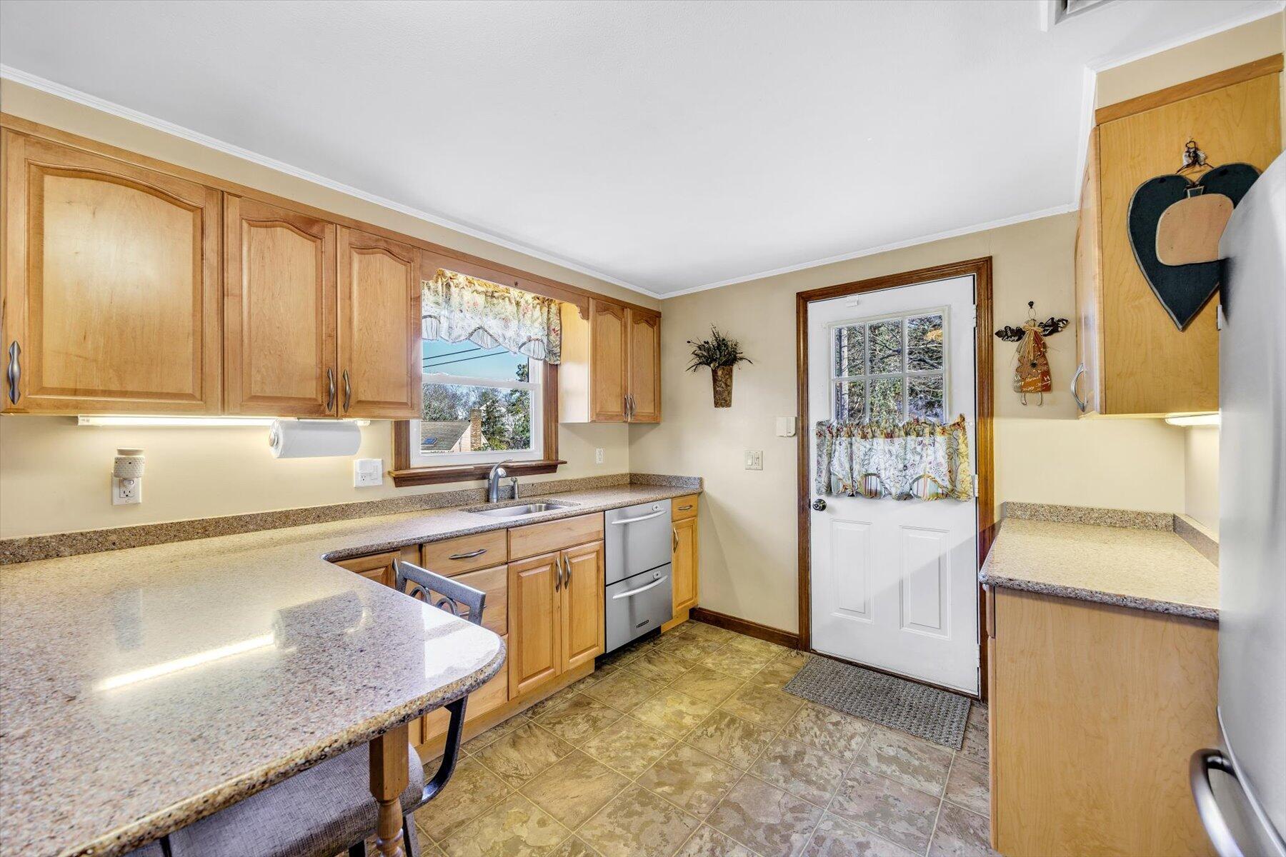 48 Maple Street Buzzards Bay, MA 02532 - Photo 4 of 26 14-889A1548