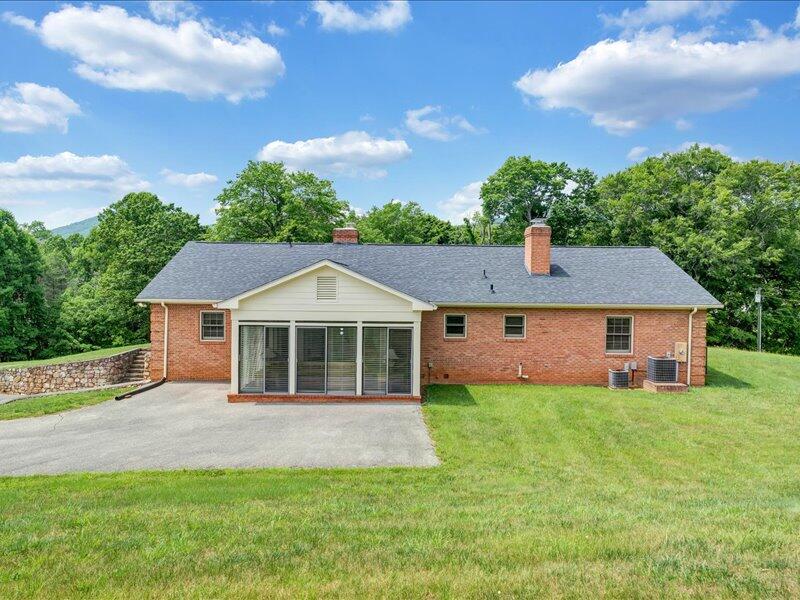 1091 Cool Rock Road Vinton, VA 24179 - Photo 3 of 44 front view of a house with a yard