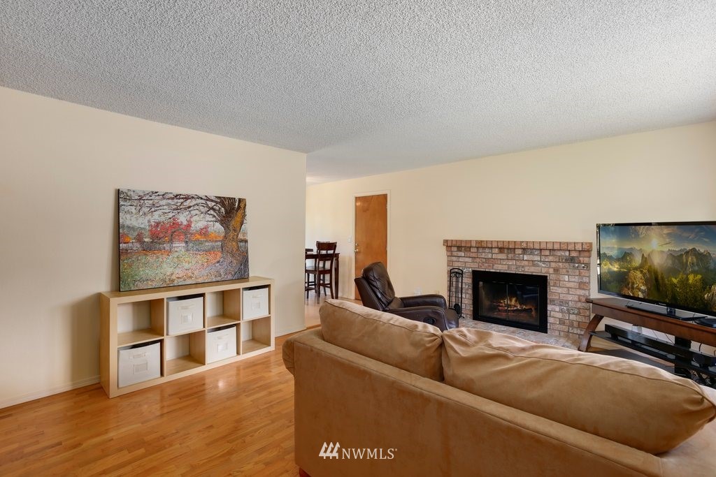 2923 Northeast 5th Place Renton, WA 98056 - Photo 5 of 20