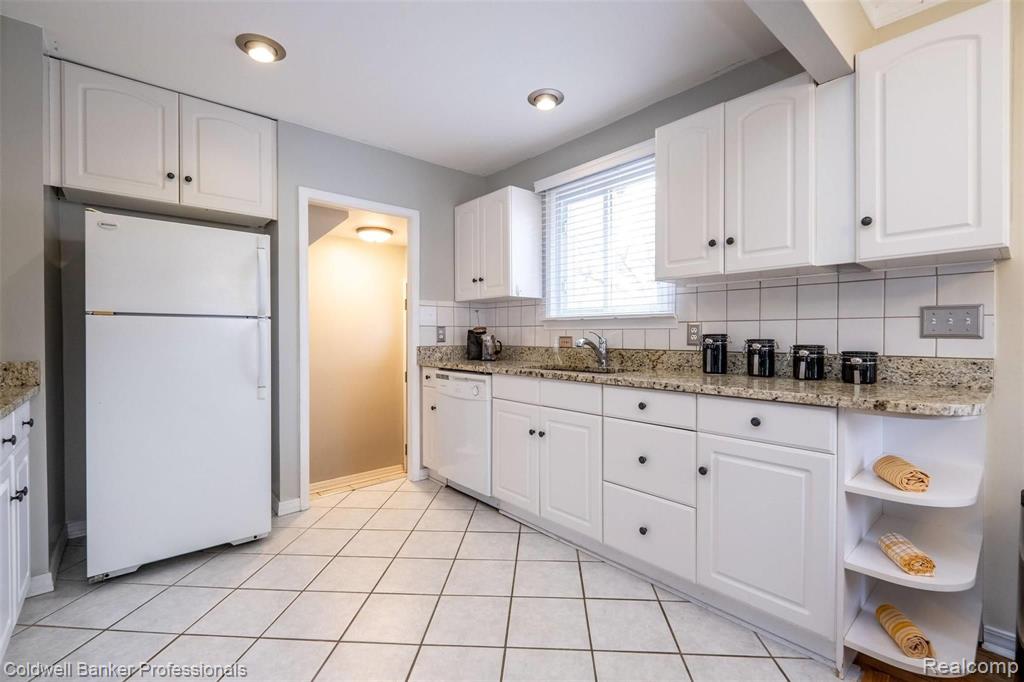 1089 Cambridge Road Berkley, MI 48072 - Photo 9 of 34