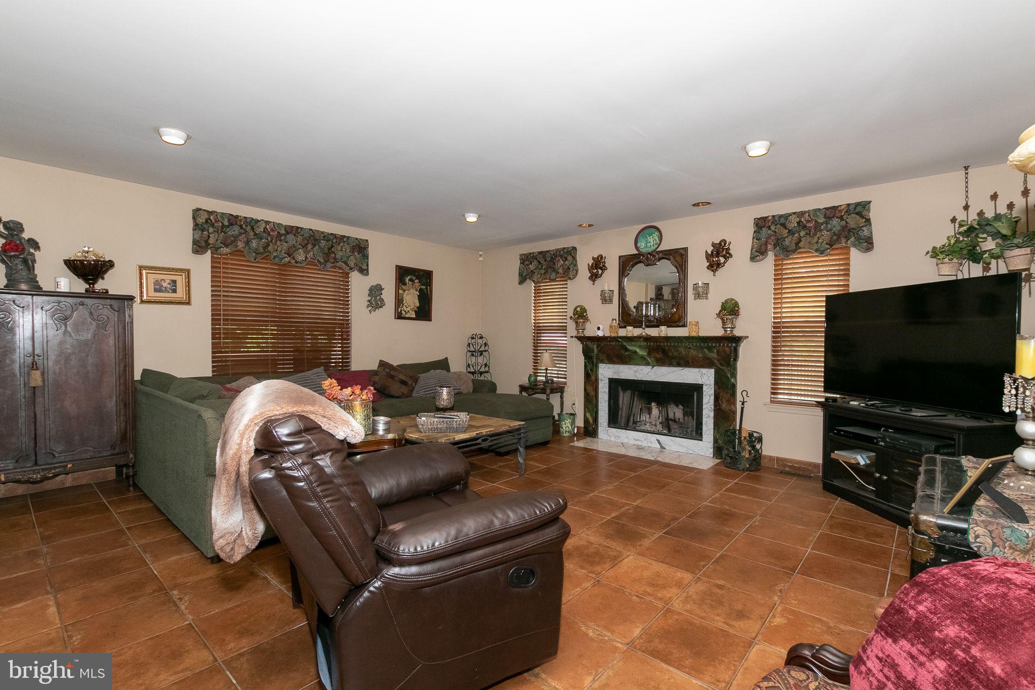 19 Pavilion Road Voorhees, NJ 08043 - Photo 16 of 36 Main floor family room