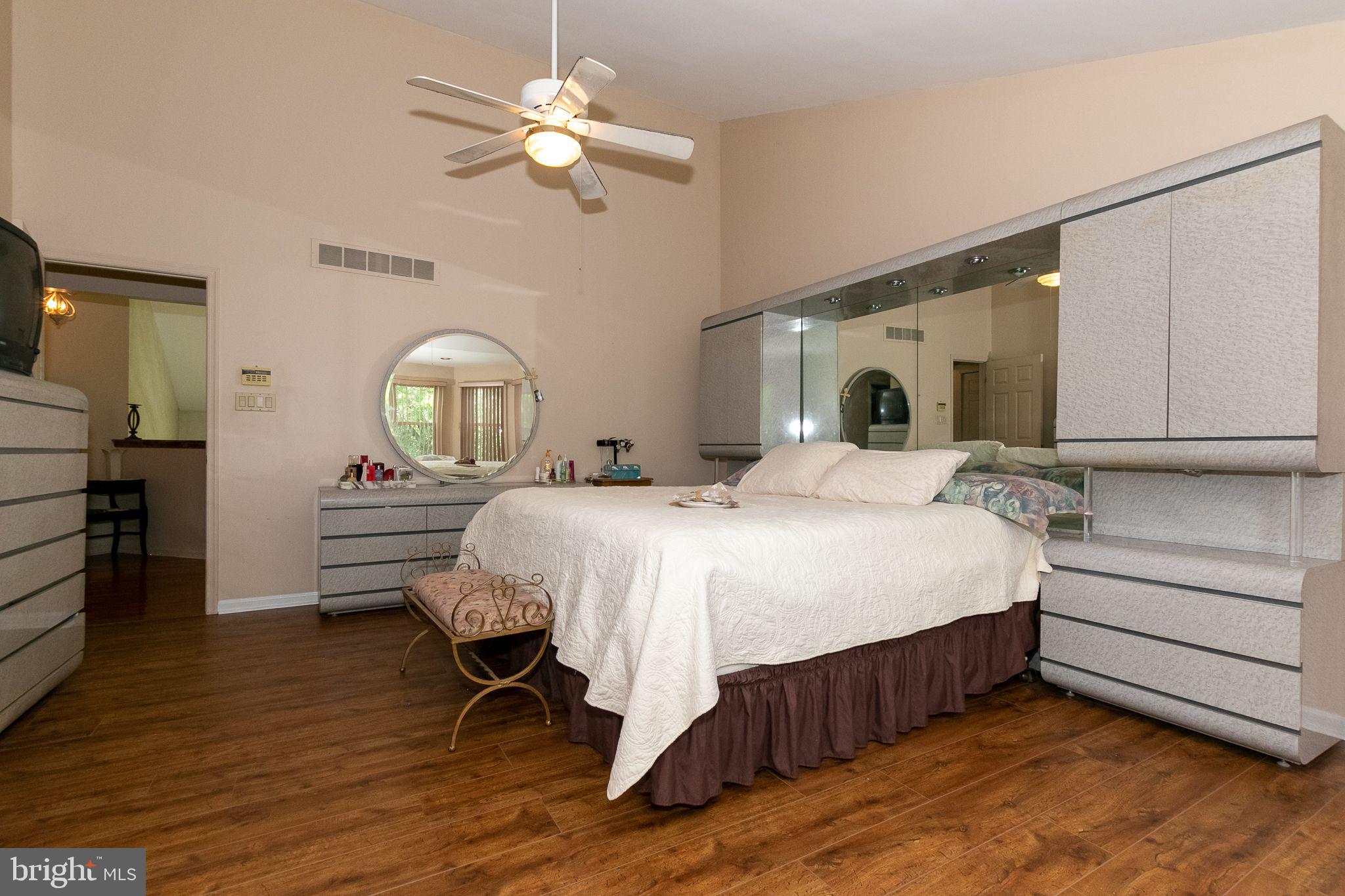 19 Pavilion Road Voorhees, NJ 08043 - Photo 21 of 36 Master bedroom suite