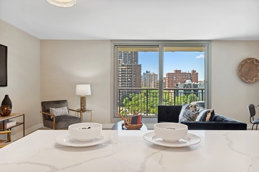 6007 North Sheridan Road, Unit 7J Chicago, IL 60660 - Photo 14 of 25 a living room with furniture and a window