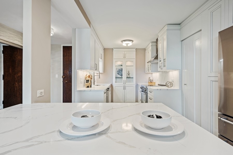 6007 North Sheridan Road, Unit 7J Chicago, IL 60660 - Photo 15 of 25 a bathroom with a sink a white tub and shower