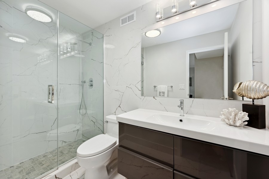 6007 North Sheridan Road, Unit 7J Chicago, IL 60660 - Photo 18 of 25 a bathroom with a sink toilet and shower