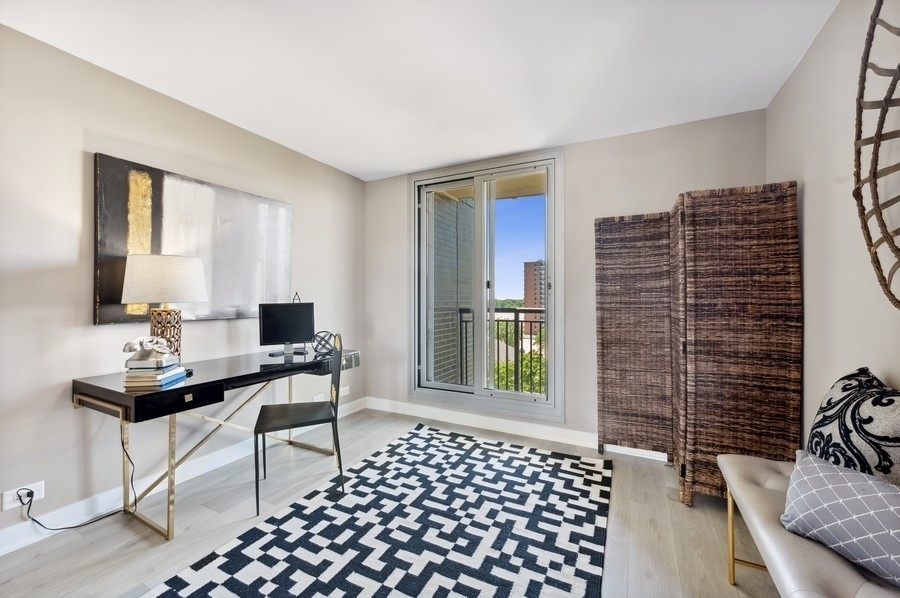 6007 North Sheridan Road, Unit 7J Chicago, IL 60660 - Photo 21 of 25 a view of a workspace with furniture