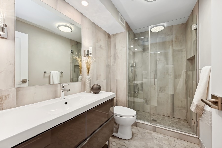 6007 North Sheridan Road, Unit 7J Chicago, IL 60660 - Photo 23 of 25 a bathroom with a toilet sink shower and mirror