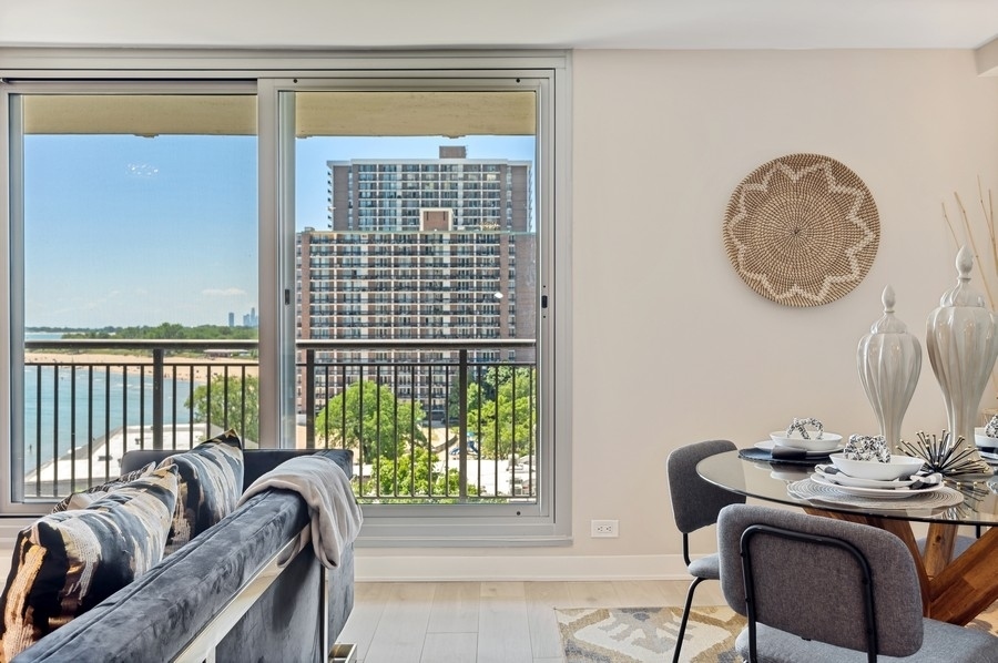6007 North Sheridan Road, Unit 7J Chicago, IL 60660 - Photo 7 of 25 a view of a livingroom with furniture