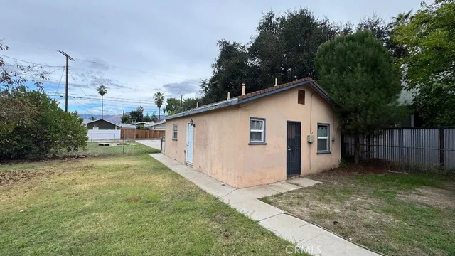 a view of a backyard of the house