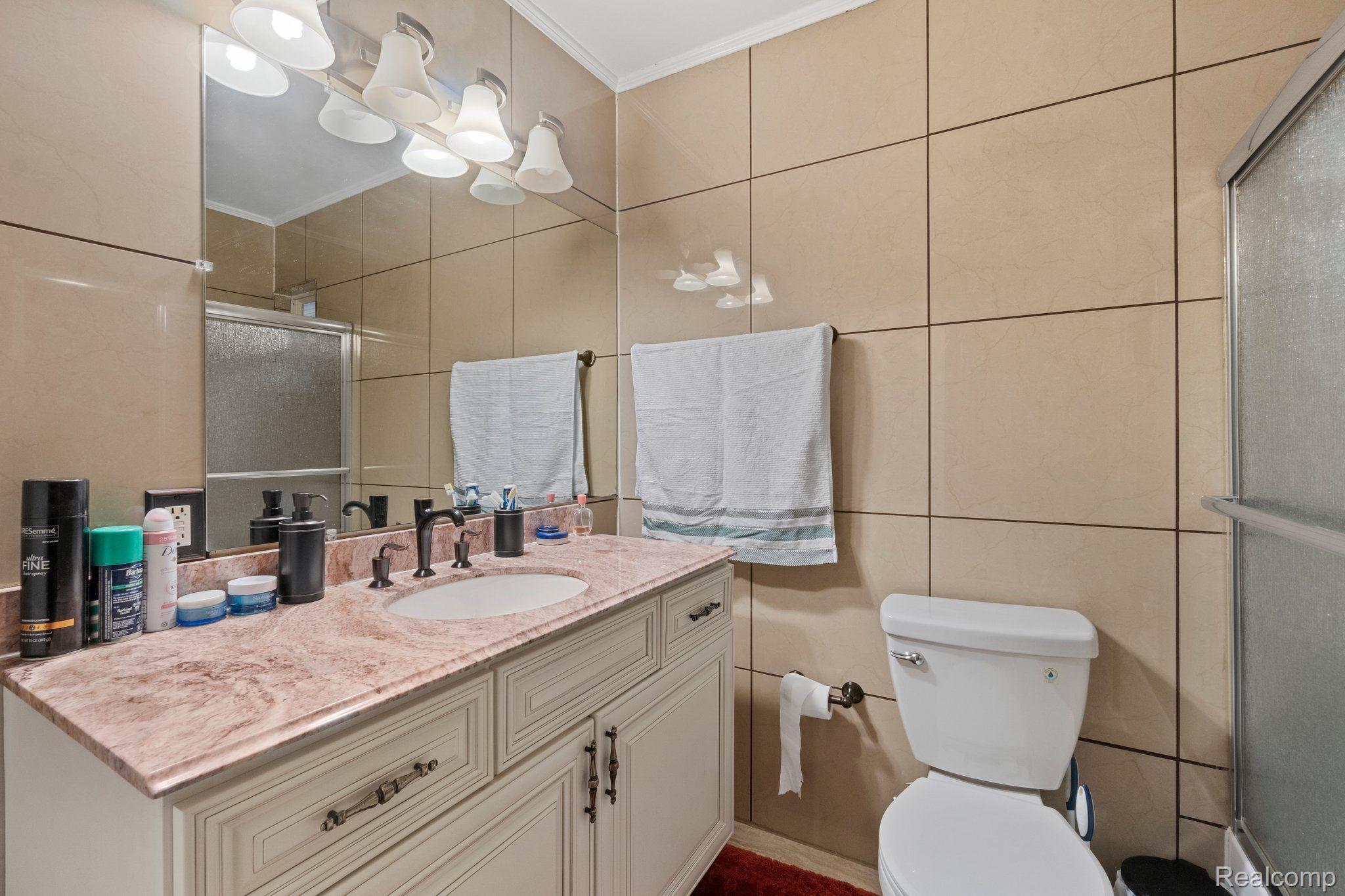 37696 Hayes Road Clinton Township, MI 48038 - Photo 19 of 33 MAIN BATHROOM