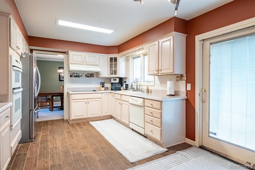 1285 Chaffer Drive Rochester Hills, MI 48306 - Photo 3 of 42 Gallery Image 3