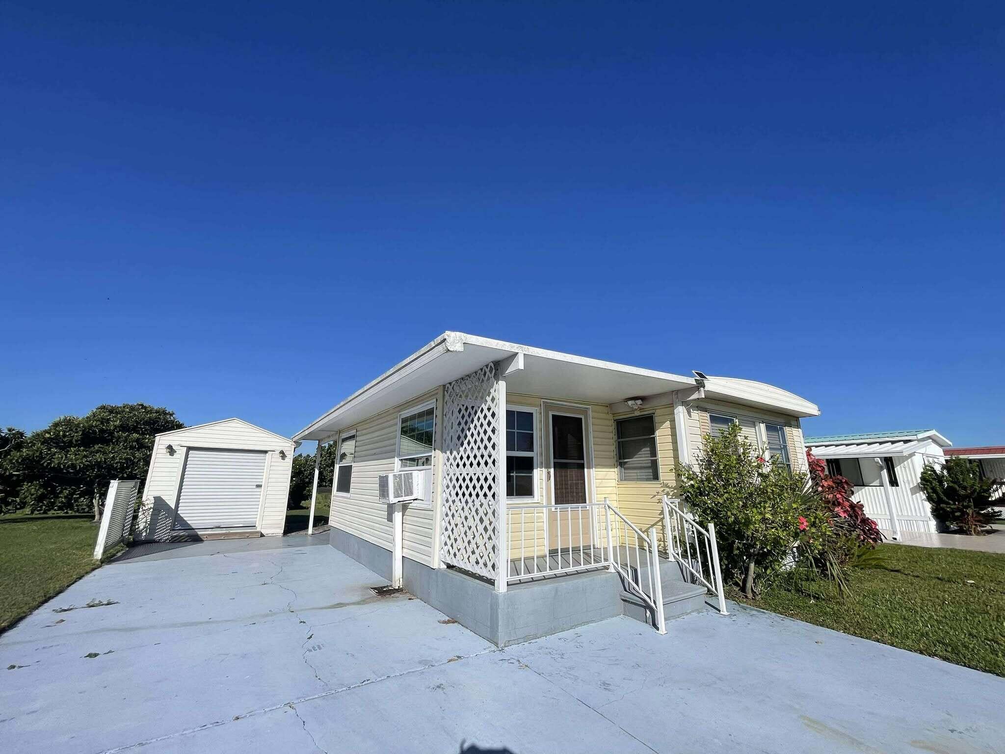 1601 Highway 441, Unit 61 Okeechobee, FL 34974 - Photo 32 of 35 a front view of a house with porch